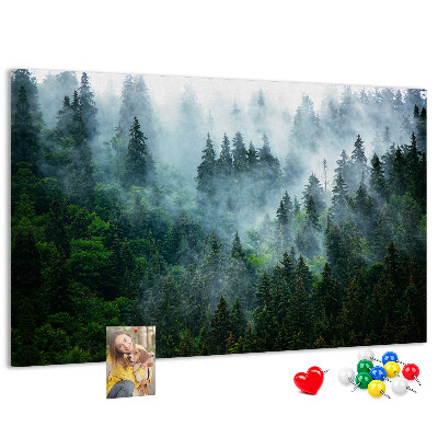 Pizarra de corcho con diseño de paisaje de bosque brumoso con pinos