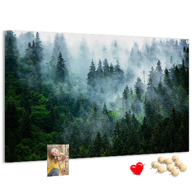 Pizarra de corcho con diseño de paisaje de bosque brumoso con pinos