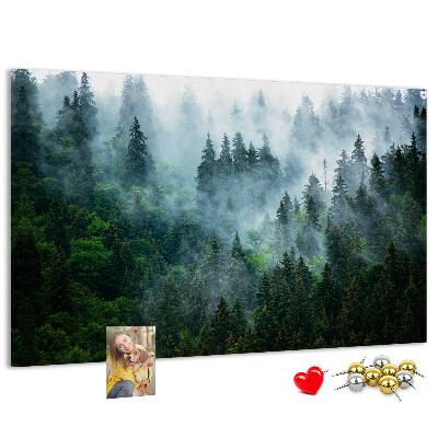 Pizarra de corcho con diseño de paisaje de bosque brumoso con pinos