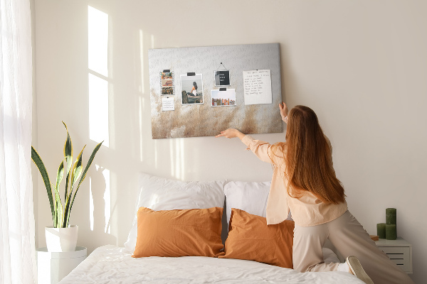 Tablero de corcho decorativo con diseño de hierbas delicadas sobre fondo claro