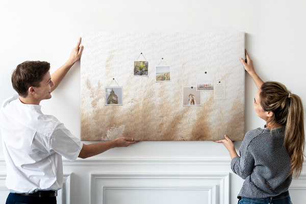 Tablero de corcho decorativo con diseño de hierbas delicadas sobre fondo claro