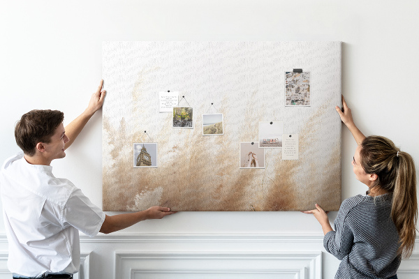 Tablero de corcho decorativo con diseño de hierbas delicadas sobre fondo claro