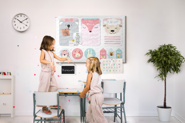 Tablero de anuncios con diseño de notas coloridas y animales tiernos