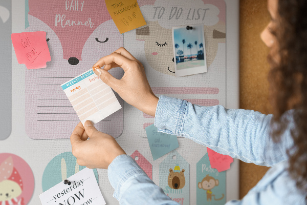 Tablero de anuncios con diseño de notas coloridas y animales tiernos