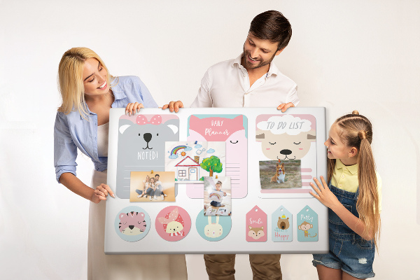 Tablero de anuncios con diseño de notas coloridas y animales tiernos