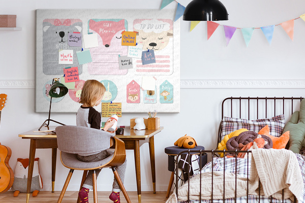 Tablero de anuncios con diseño de notas coloridas y animales tiernos