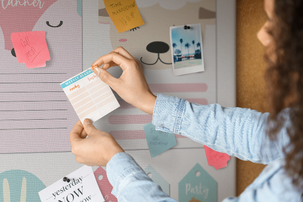 Tablero de anuncios con diseño de notas coloridas y animales tiernos