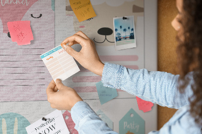 Tablero de anuncios con diseño de notas coloridas y animales tiernos