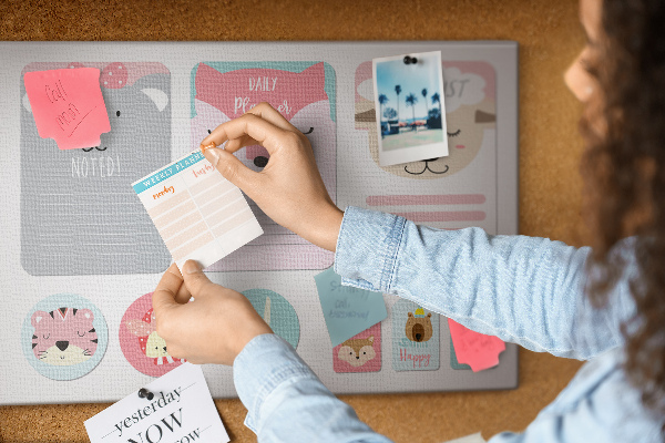 Tablero de anuncios con diseño de notas coloridas y animales tiernos