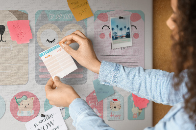 Pizarra de corcho con diseño de cuadernos coloridos y animales