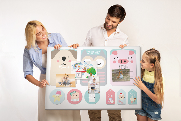 Pizarra de corcho con diseño de cuadernos coloridos y animales