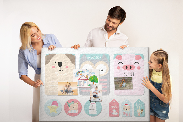Pizarra de corcho con diseño de cuadernos coloridos y animales