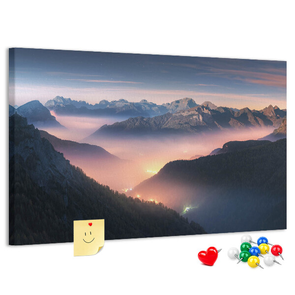 Tablero de corcho decorado con paisaje montañoso pintoresco al atardecer
