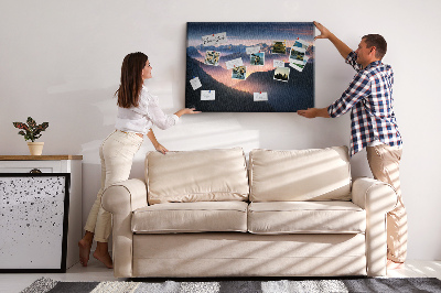 Tablero de corcho decorado con paisaje montañoso pintoresco al atardecer