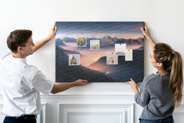 Tablero de corcho decorado con paisaje montañoso pintoresco al atardecer