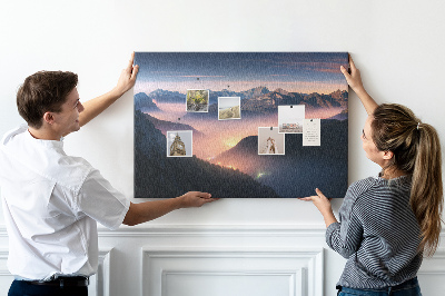Tablero de corcho decorado con paisaje montañoso pintoresco al atardecer
