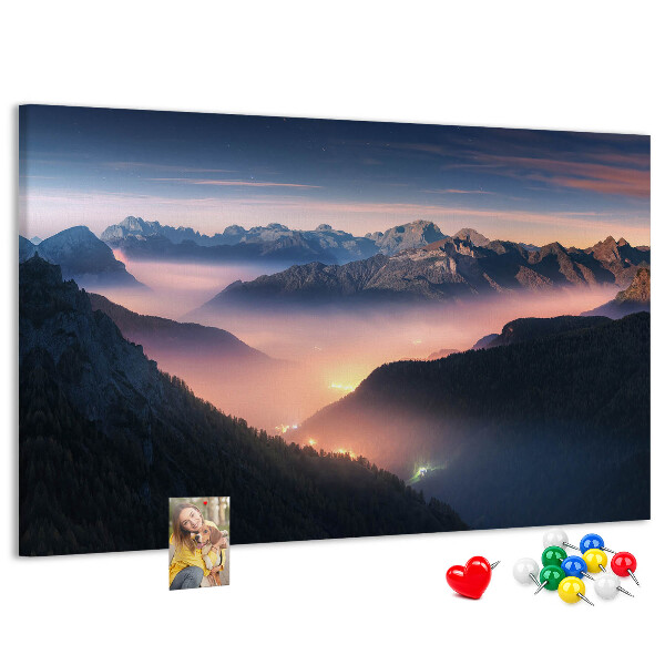 Tablero de corcho decorado con paisaje montañoso pintoresco al atardecer