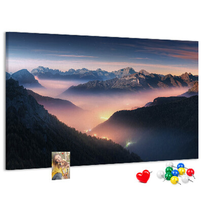 Tablero de corcho decorado con paisaje montañoso pintoresco al atardecer
