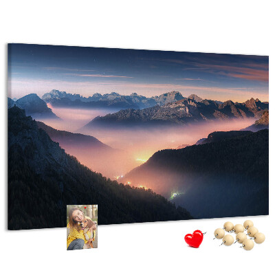 Tablero de corcho decorado con paisaje montañoso pintoresco al atardecer