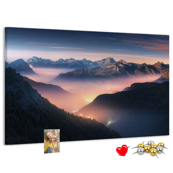 Tablero de corcho decorado con paisaje montañoso pintoresco al atardecer
