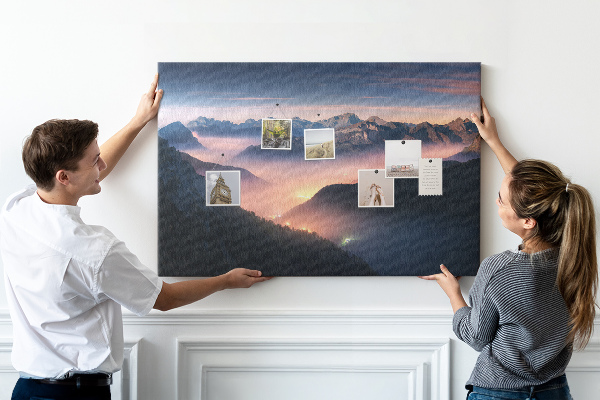 Tablero de corcho decorado con paisaje montañoso pintoresco al atardecer