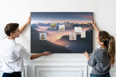 Tablero de corcho decorado con paisaje montañoso pintoresco al atardecer