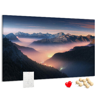Tablero de corcho decorado con paisaje montañoso pintoresco al atardecer