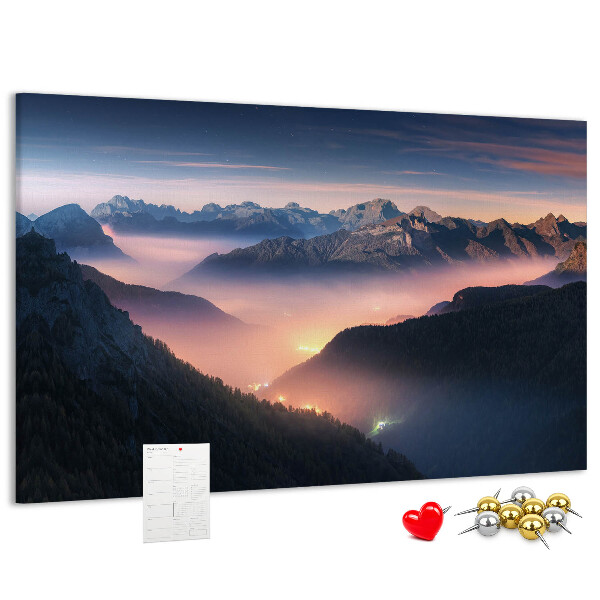 Tablero de corcho decorado con paisaje montañoso pintoresco al atardecer