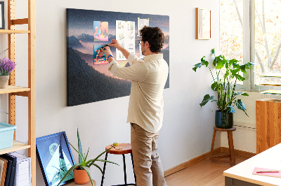 Tablero de corcho decorado con paisaje montañoso pintoresco al atardecer