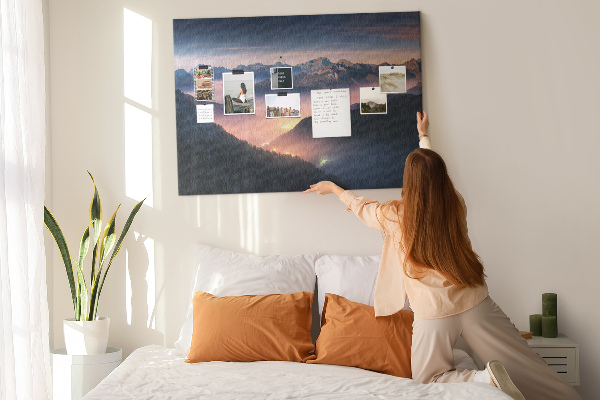 Tablero de corcho decorado con paisaje montañoso pintoresco al atardecer