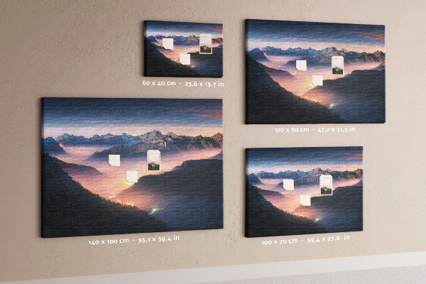 Tablero de corcho decorado con paisaje montañoso pintoresco al atardecer