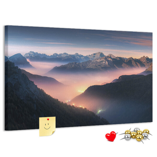 Tablero de corcho decorado con paisaje montañoso pintoresco al atardecer