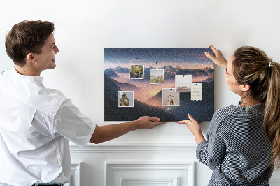 Tablero de corcho decorado con paisaje montañoso pintoresco al atardecer