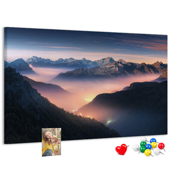 Tablero de corcho decorado con paisaje montañoso pintoresco al atardecer
