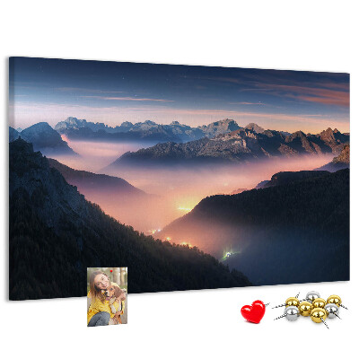 Tablero de corcho decorado con paisaje montañoso pintoresco al atardecer