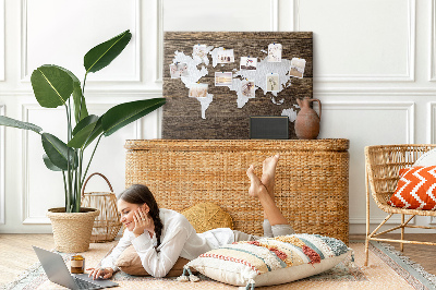Tablero de anuncios mapa del mundo sobre un fondo de madera