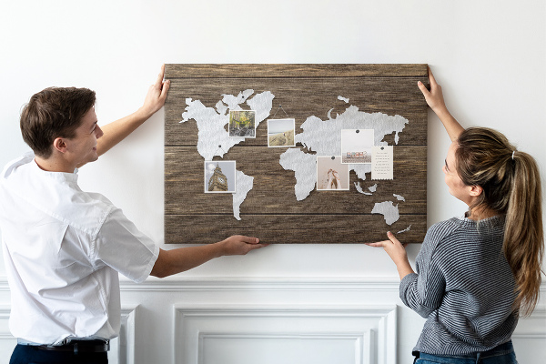 Tablero de anuncios mapa del mundo sobre un fondo de madera