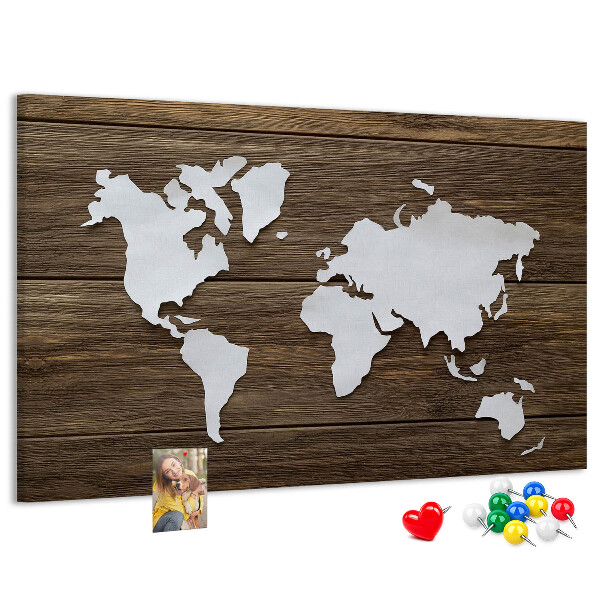 Tablero de anuncios mapa del mundo sobre un fondo de madera