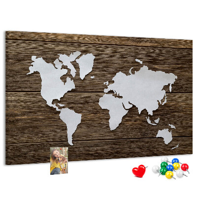 Tablero de anuncios mapa del mundo sobre un fondo de madera