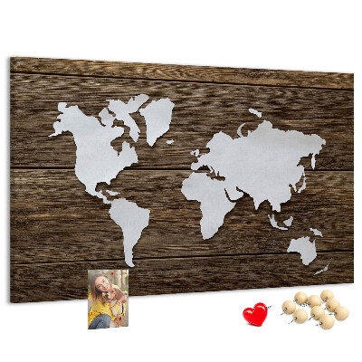 Tablero de anuncios mapa del mundo sobre un fondo de madera