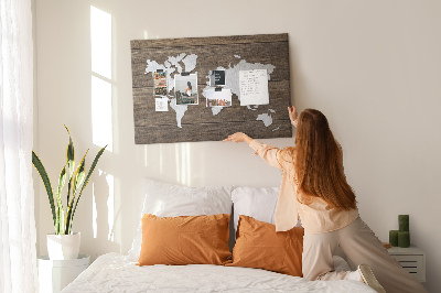 Tablero de anuncios mapa del mundo sobre un fondo de madera