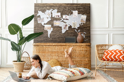 Tablero de anuncios mapa del mundo sobre un fondo de madera