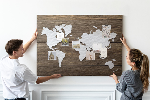 Tablero de anuncios mapa del mundo sobre un fondo de madera