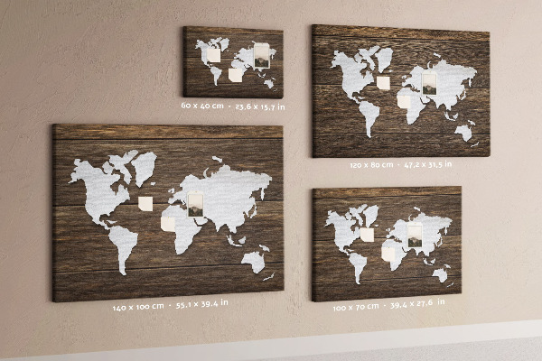 Tablero de anuncios mapa del mundo sobre un fondo de madera