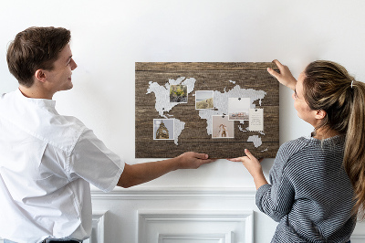 Tablero de anuncios mapa del mundo sobre un fondo de madera