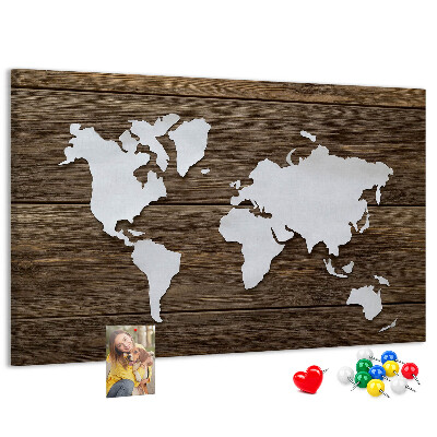 Tablero de anuncios mapa del mundo sobre un fondo de madera