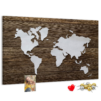 Tablero de anuncios mapa del mundo sobre un fondo de madera