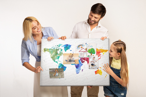 Pizarra de corcho mapa del mundo con diseño de acuarela en color