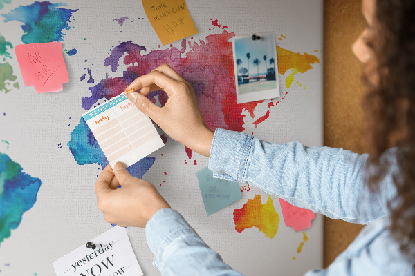 Pizarra de corcho mapa del mundo con diseño de acuarela en color