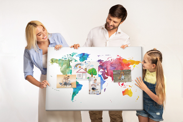 Pizarra de corcho mapa del mundo con diseño de acuarela en color